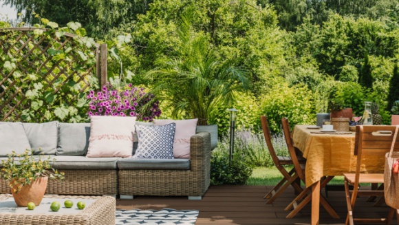 Odpoczywaj, jedz i czytaj – 3 pomysły na aranżację tarasu